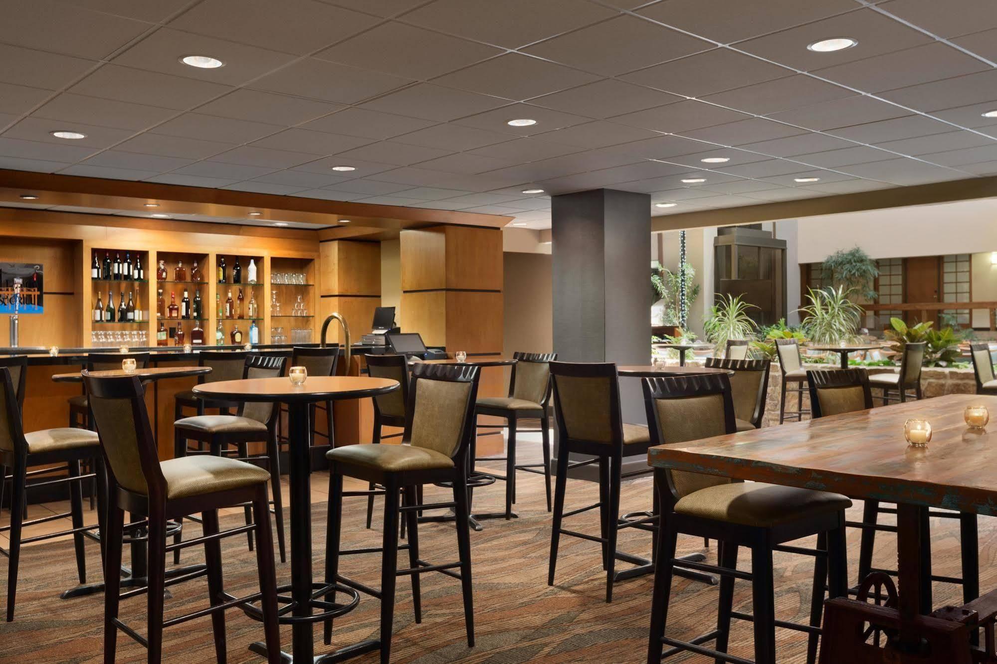 Embassy Suites By Hilton Oklahoma City Will Rogers Airport Exterior photo