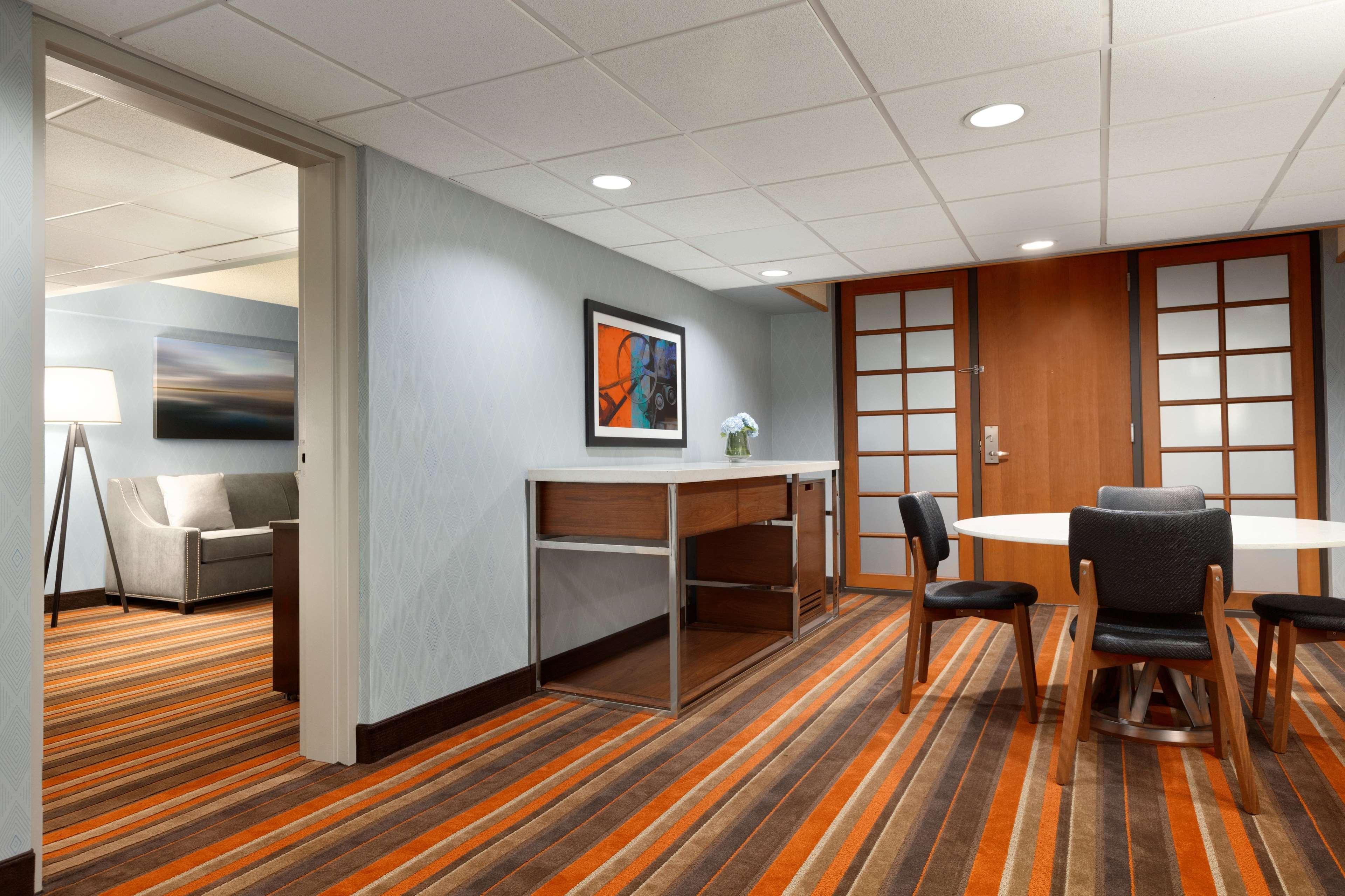 Embassy Suites By Hilton Oklahoma City Will Rogers Airport Exterior photo