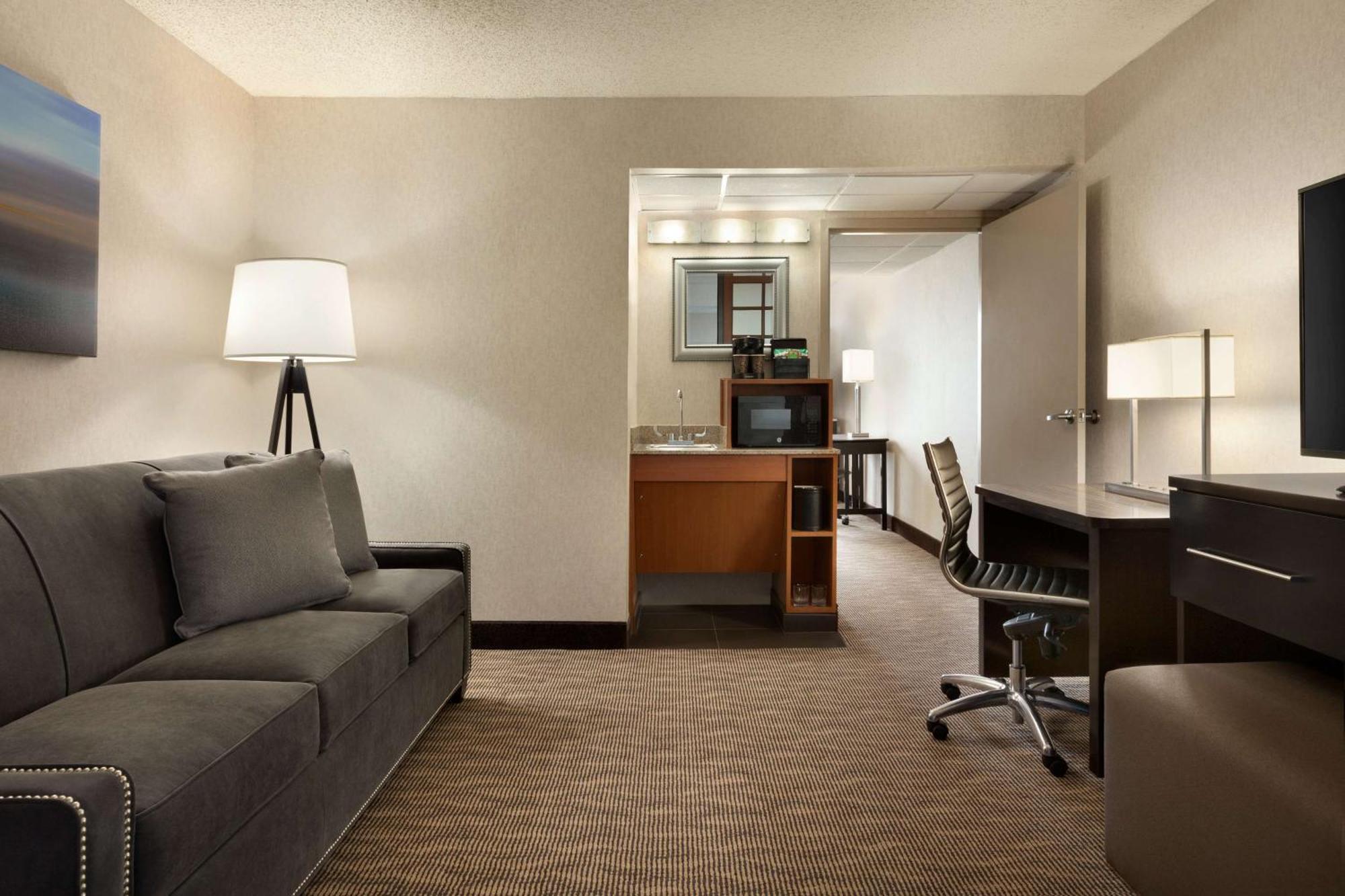 Embassy Suites By Hilton Oklahoma City Will Rogers Airport Exterior photo