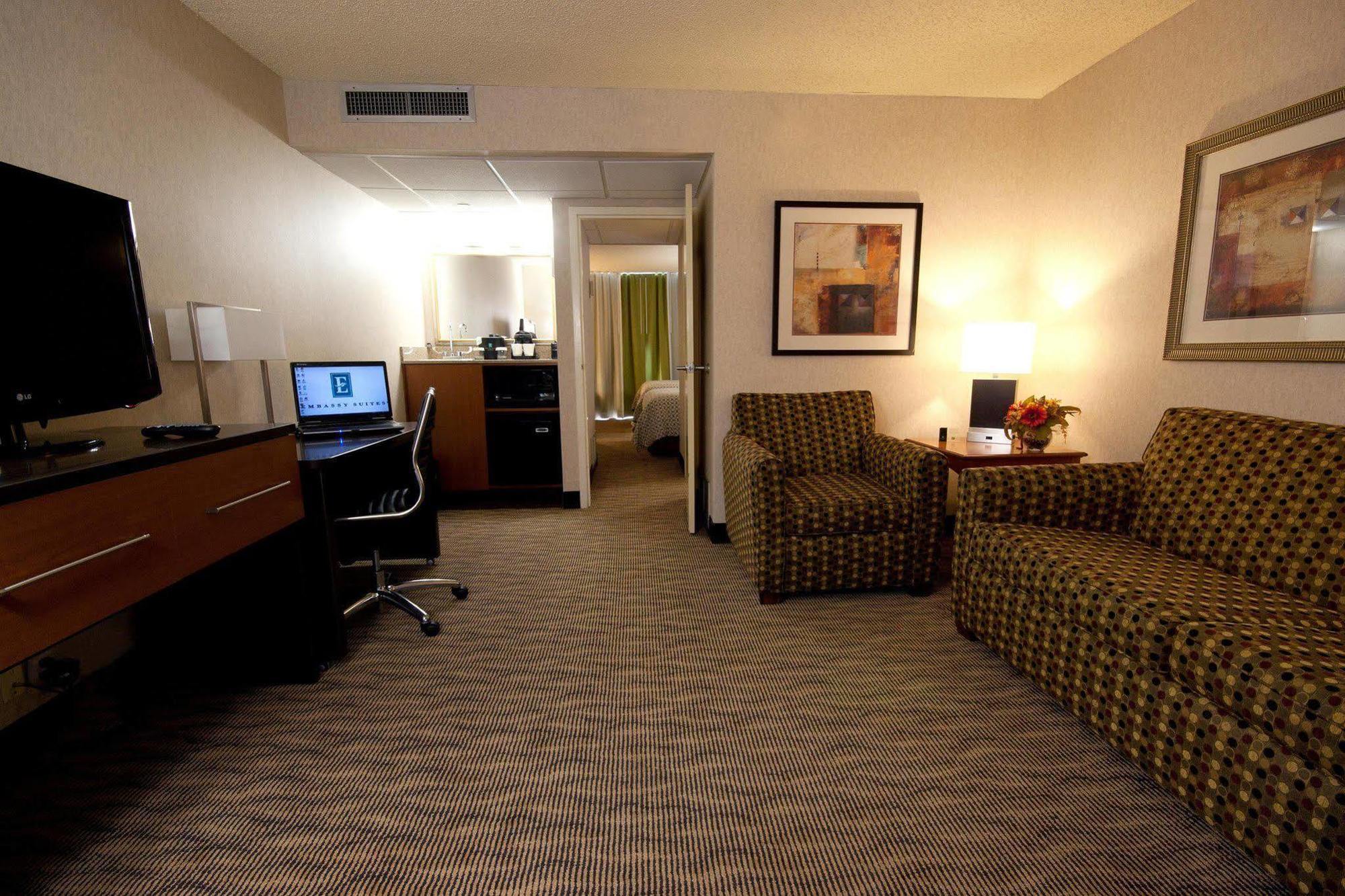 Embassy Suites By Hilton Oklahoma City Will Rogers Airport Exterior photo